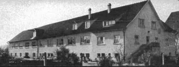 Schwarz-weiß Foto eines langen, zweistöckigen Gebäudes mit Satteldach und mehreren Fenstern. Betriebsgebäude Rot a.d. Rot
